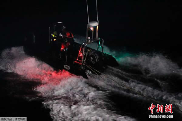 日本捕鲸船在南极遭反捕鲸团体抗议