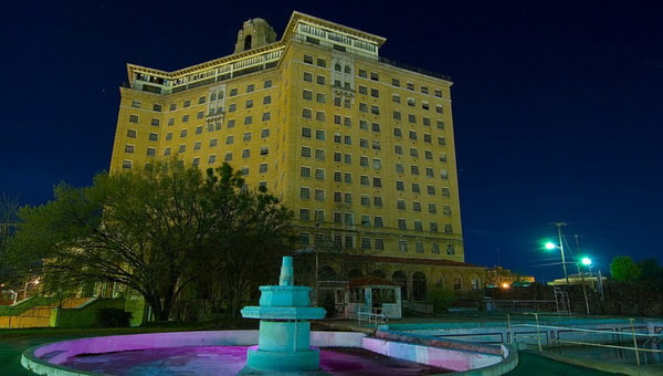 美国德州矿井市繁华地标“贝克饭店”成鬼屋