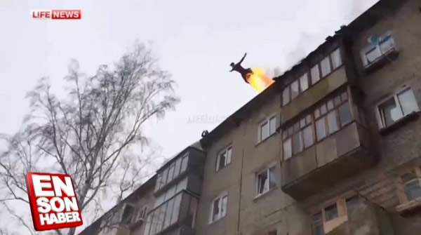 “战斗民族”俄罗斯22岁男子化身“人体烈焰火箭”5楼发射顺利降落地面