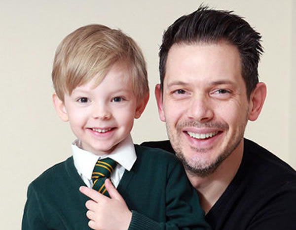 美国4岁男童卢卡斯·怀特利和他的父亲