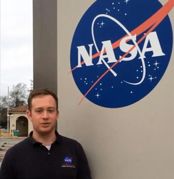 美国宇航局埃姆斯研究中心工程师泰德·加比弗在视频中带男童怀特利参观山景城基地