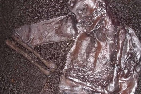 英国小偷盗古董遭木乃伊惊吓落荒而逃