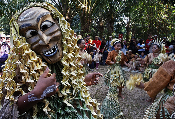 玛美里族舞者穿戴着传统服饰庆祝“祖先日”,传说节日日期每年都在变化,村里的长者在梦中得到祖先告知的节日日期。
