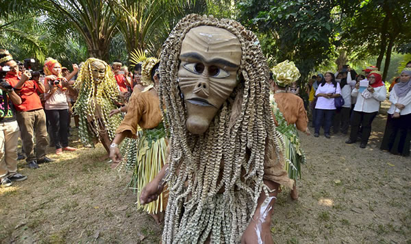 仪式前,村民会给祖先祭献礼物,以感谢前一年祖先带给他们的一切美好事物