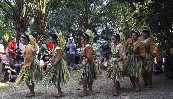 女人们在表演 Main Jo-oh舞蹈