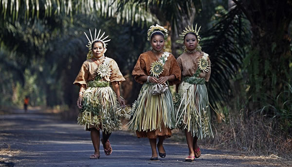 女人们带着她们的道具,正去表演的路上。