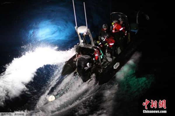 资料图:2月23日下午,“海洋守护者协会”船只与日本捕鲸船发生对峙,日本捕鲸船用语音和喷水进行反击。