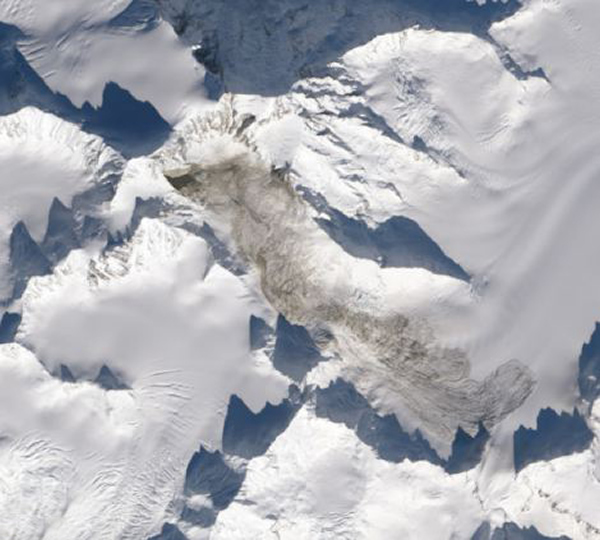 美国阿拉斯加州发生世界上最大的自然山体滑坡