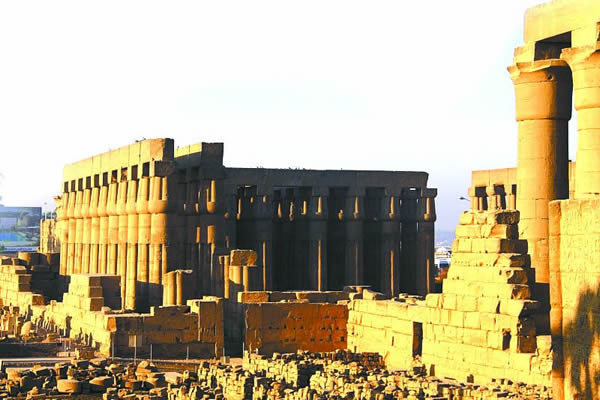 位于埃及尼罗河畔的卢克索神庙遗址