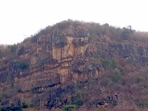 拉近距离,山壁上人脸特征清晰可见。