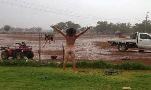 澳洲农夫全裸大字形庆降雨