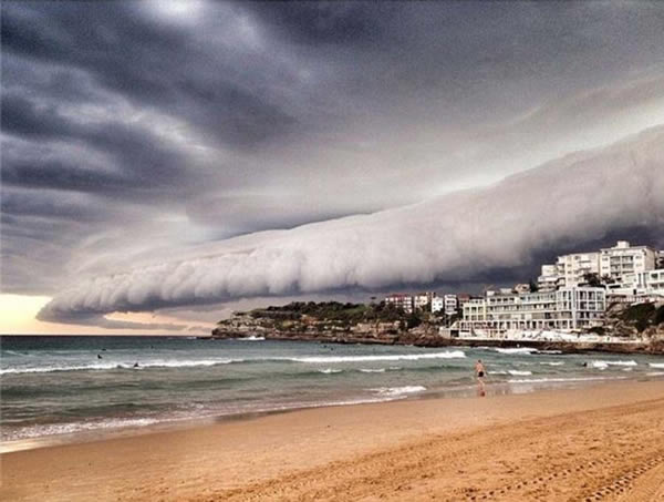 澳大利亚悉尼市上空云层翻滚如同世界末日