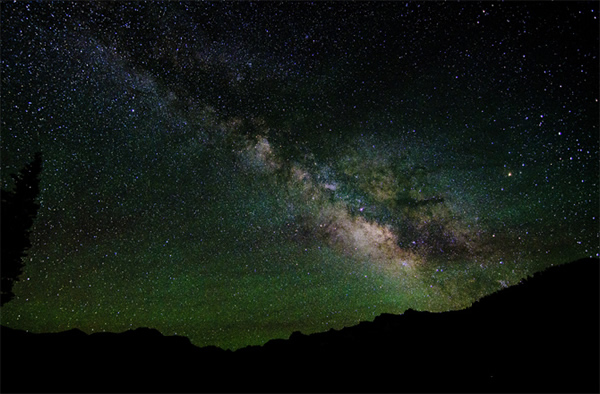 Astrophoto by Kennan Ward of the Milky Way over California.