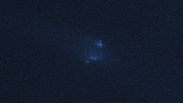 天文学家第一次观测到小行星(P/2013 R3)发生分裂