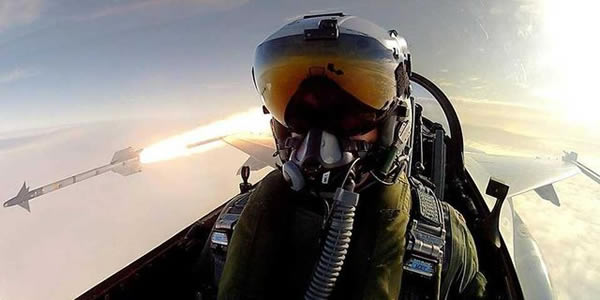 ����ʼҿվ�F-16ս��������Ա����AIM-9L/M��β�ߵ���ʱ������