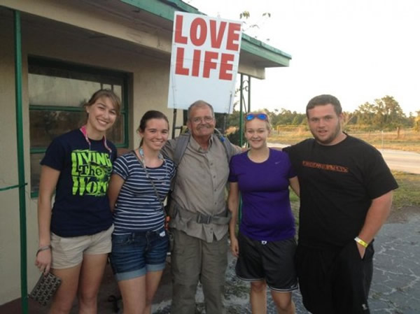 美国老人14年徒步3.4万千米