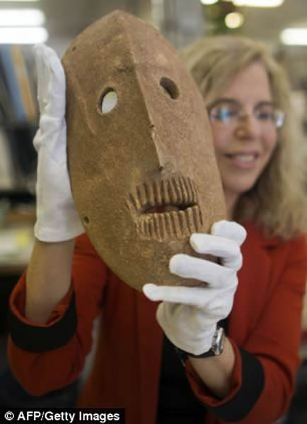 所有这些面具都是在朱迪亚丘陵区和朱迪亚沙漠制作的,拥有相同的特征。它们的眼洞很大,嘴巴张大,好似人的头骨。其中一些面具的面部特征看起来很年轻,其他一些则较老,代