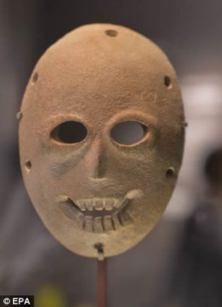 所有这些面具都是在朱迪亚丘陵区和朱迪亚沙漠制作的,拥有相同的特征。它们的眼洞很大,嘴巴张大,好似人的头骨。其中一些面具的面部特征看起来很年轻,其他一些则较老,代