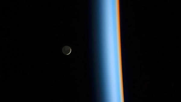 一轮新月从地球上升起,这是日本宇航员Koichi Wakata在国际空间站上拍到的照片。