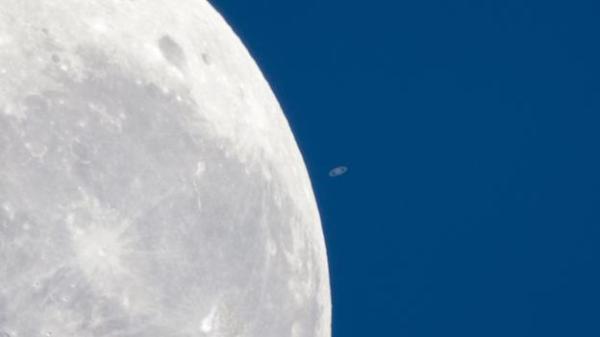 土星看起来比月亮小了很多,这是因为月球在前面,这种情况称之为掩星。