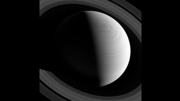 使用了特殊滤波仪器的Cassini号探测器,飞行了2560000公里后,拍摄到了土星。