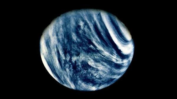 这是第一张金星的照片,是由1974年的2月NASA的水手10号飞行器拍摄的。