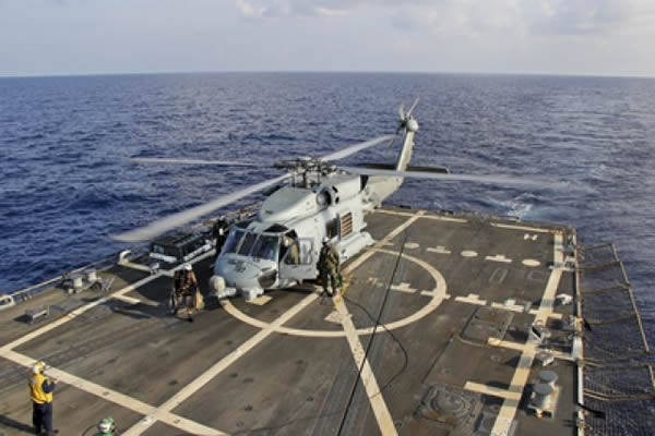 美国海军驱逐舰品克尼号与纪德号陆续投入马航搜寻行动,图为黑鹰直升机返航。