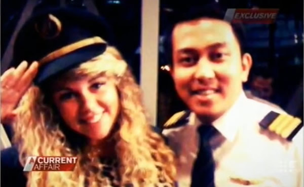 罗丝(Jonti Roos)与马航副驾驶哈密德(Fariq Abdul Hamid)合影。