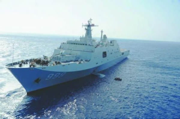 11日上午,中国海军井冈山舰抵达泰国湾马航飞机失联疑似海区展开搜索