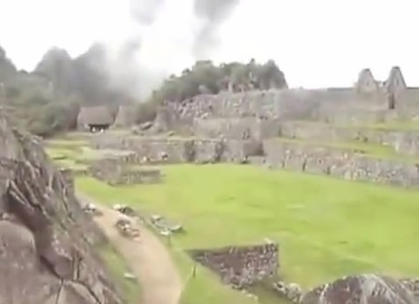 秘鲁印加帝国古迹马丘比丘吸引许多天体爱好者聚集拍照