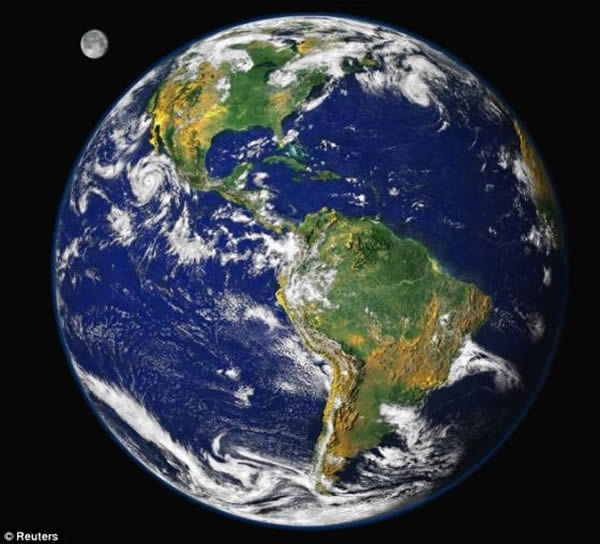 这是由“阿波罗”号的宇航员拍摄的具有标志性的著名“蓝色弹珠”图片的升级版。这张数字图像是用几颗卫星1997年从肉眼大约可见的地球轨道里收集的数据合成的,通过附加