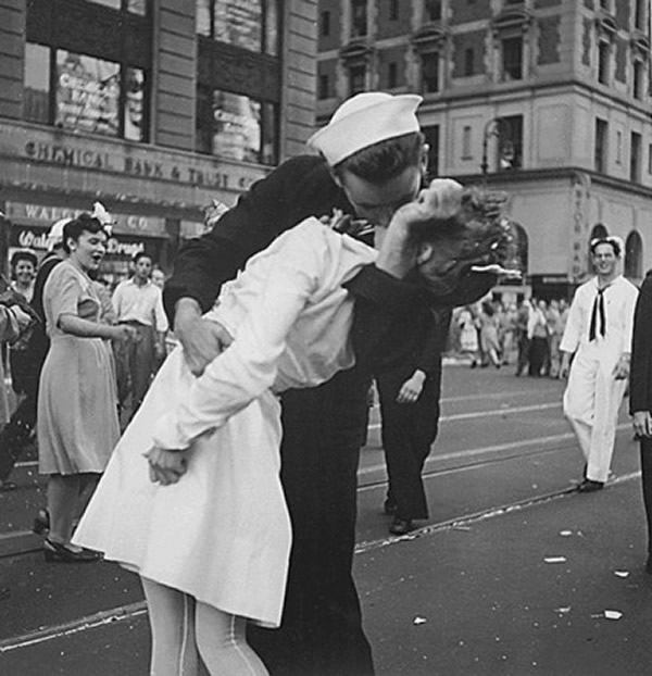 这张着名的庆祝二战胜利照片中，男主角就是美国海军水手麦可达菲。