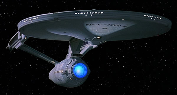 企业号是星际迷航是一艘新型战舰，配备了曲速引擎，可进行超光速运行