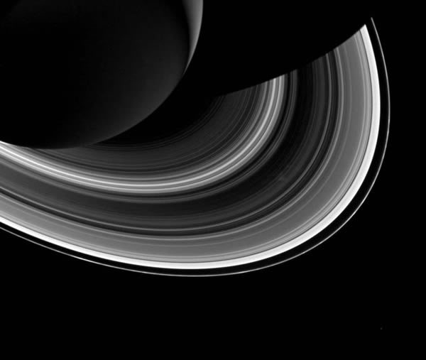 ��ͼ����Ӱ�����ǻ���Ӱ�죬ͼ�����½ǵ�Χ���������е�����һ��Mimas��������Ȥ���ַ�����