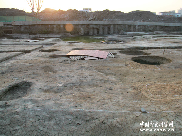 考古现场粉笔勾勒的痕迹