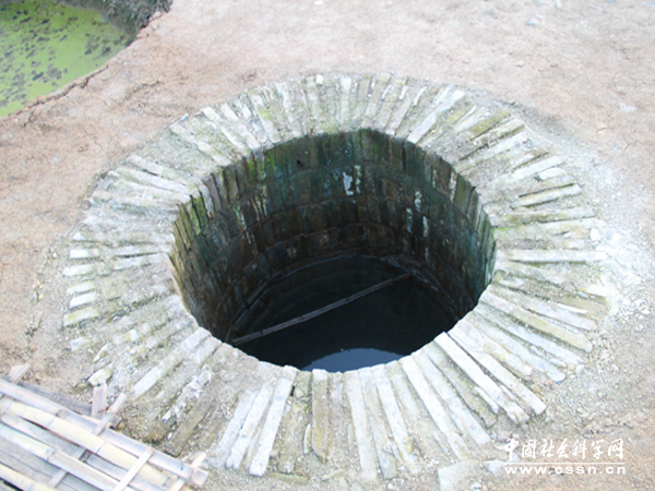 考古现场的古井,至今仍有清清的水,井栏是由青砖砌筑。