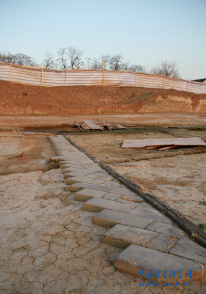 厚厚的青砖错落有致地排列着。