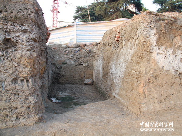 考古现场旁两三米左右的土方。
