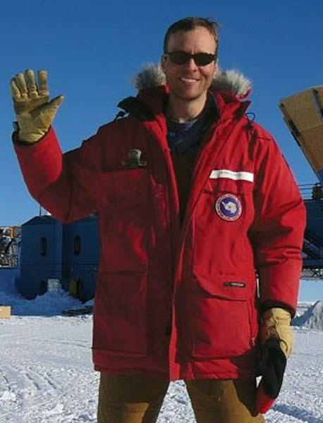 本次研究的第一作者:哈佛大学的约翰·科瓦克博士在南极