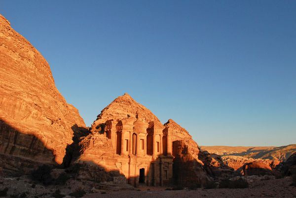 纳巴泰文明的宫殿、神庙和陵墓等建筑在设计时把太阳运动轨迹纳入参考