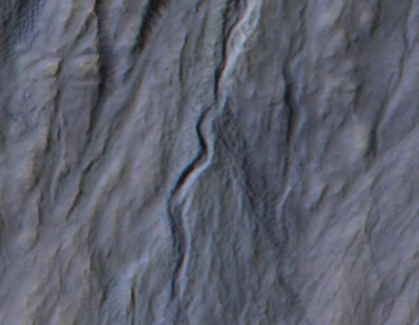 ������ͼ��ʾ�ı��ǻ��ǿ�������HiRISE�豸�����ͼ��Աȡ�ʱ��ֱ�����2010���Լ�2013�꣬���Կ���һ���³��ֵĹ��ۣ����γɿ����������̼�ɱ���������