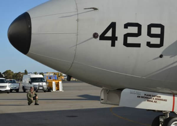 美国海军P-8巡逻机在澳洲伯斯准备出发搜寻马航失踪客机