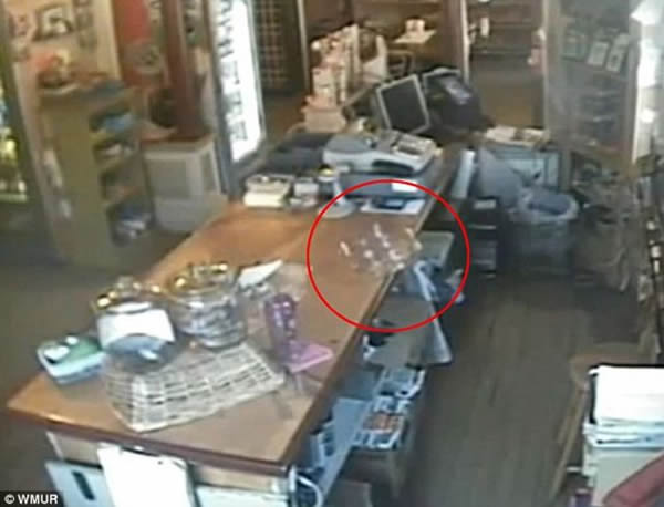 美国新罕布什尔州一间店铺监控拍到灵异事件:物品自己移动