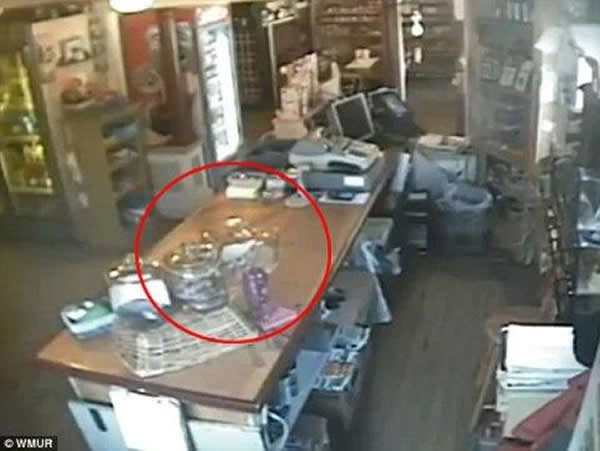 玻璃盖原本在桌子上