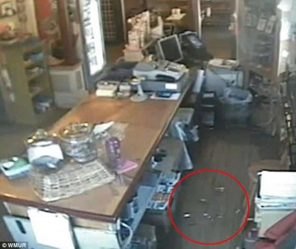 在无人的情况下,玻璃盖居然自己摔到地上