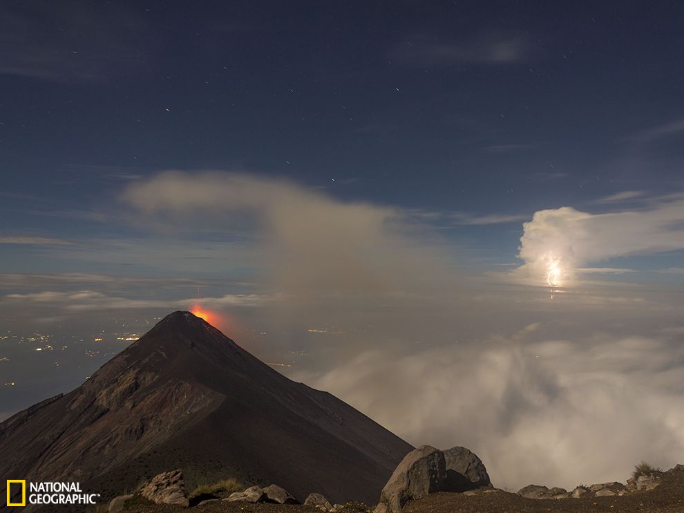 危地马拉富埃戈火山喷发与闪电交汇