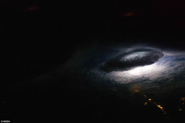 2011年1月9日，当国际空间站移动到玻利维亚上空时，一名宇航员近距离抓拍到下方的闪电。