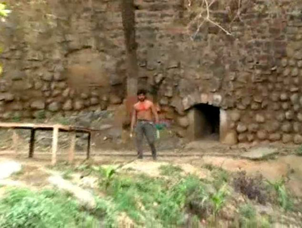 ӡ�ȹ��ζ�����԰һ��23��ѧ�����뻢����ս��ֻ�ϻ�������δ���ӳ�