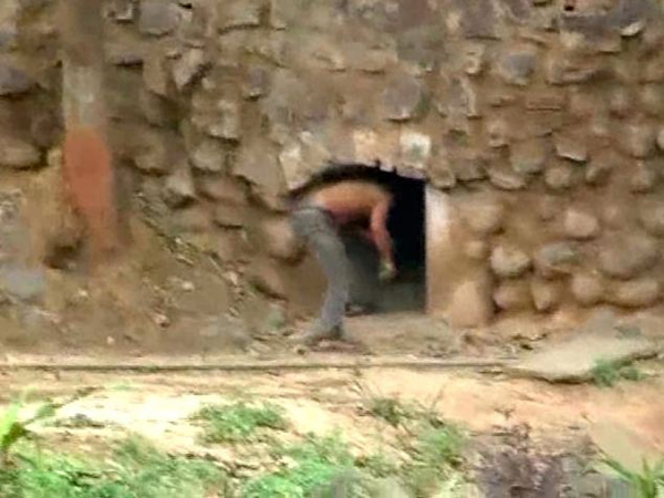 ӡ�ȹ��ζ�����԰һ��23��ѧ�����뻢����ս��ֻ�ϻ�������δ���ӳ�