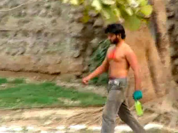 ӡ�ȹ��ζ�����԰һ��23��ѧ�����뻢����ս��ֻ�ϻ�������δ���ӳ�